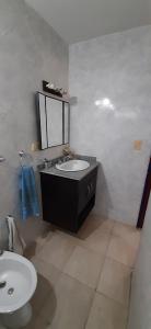 ein Badezimmer mit einem Waschbecken, einem WC und einem Spiegel in der Unterkunft Apart Hotel Red Dto 1 in Pontevedra