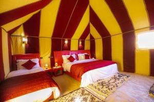 Postel nebo postele na pokoji v ubytování Dunes Luxury Camp