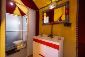 Koupelna v ubytování Dunes Luxury Camp