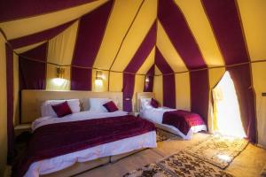 Postel nebo postele na pokoji v ubytování Dunes Luxury Camp
