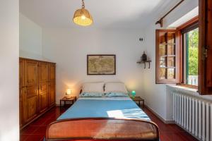 een slaapkamer met een bed en een raam bij Artemisia Homes - Villa Cristina al Mare in Marina Porto