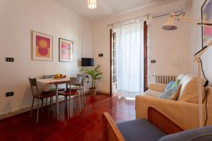 Artemisia Homes - Villa Cristina al Mare في مارينا بورتو: غرفة معيشة مع أريكة وطاولة