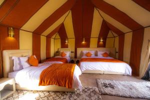 Postel nebo postele na pokoji v ubytování Dunes Luxury Camp