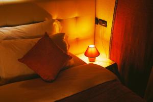 Postel nebo postele na pokoji v ubytování Dunes Luxury Camp