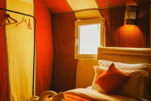 Postel nebo postele na pokoji v ubytování Dunes Luxury Camp