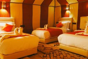 Postel nebo postele na pokoji v ubytování Dunes Luxury Camp