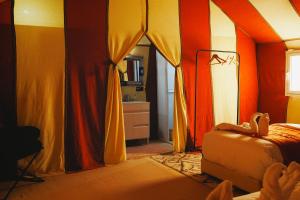 Postel nebo postele na pokoji v ubytování Dunes Luxury Camp