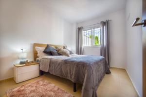 1 dormitorio con cama y ventana en Azul Beach by La Mata Beach, en Torrevieja