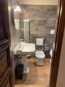 A bathroom at Residenza Collina Riccione Cielo