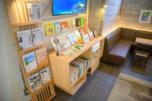 Habitación con escritorio con libros y silla. en Hotel Emerald Isle Ishigakijima, en Ishigaki Island