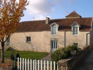 een wit huis met een wit hek ervoor bij Gîte Perrancey-les-Vieux-Moulins, 3 pièces, 4 personnes - FR-1-611-22 in Perrancey