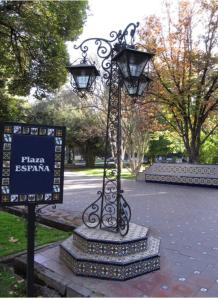 una luz de la calle con un cartel en un parque en Prunus en Mendoza