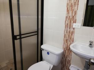 La salle de bains est pourvue de toilettes et d'un lavabo. dans l'établissement Magic Jardín Hostel, à Jardín