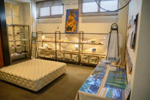 pokój z łóżkiem w środku sklepu w obiekcie Hotel Emerald Isle Ishigakijima w mieście Ishigaki