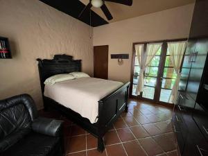 Łóżko lub łóżka w pokoju w obiekcie Casa sola, cerca del mar, jardín y alberca