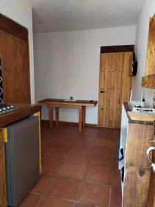 uma cozinha com um balcão e uma mesa em Departamento Lirio em San Miguel de Allende