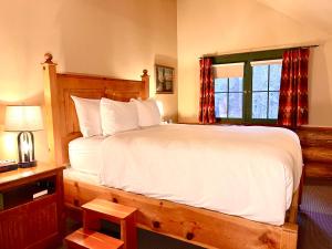 um quarto com uma cama grande e uma janela em Weasku Inn em Grants Pass