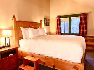 Rúm í herbergi á Weasku Inn