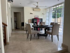 a dining room with a table and chairs at 花园别墅 in Singapore