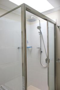 een douche met een glazen deur in de badkamer bij 2 51 Carlo Road Rainbow Beach in Rainbow Beach