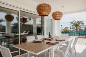 ein weißes Esszimmer mit einem Tisch und Stühlen in der Unterkunft Luxury Casa El Marques in Puerto del Carmen