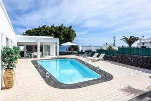 einen Pool auf einer Terrasse neben einem Haus in der Unterkunft Luxury Casa El Marques in Puerto del Carmen