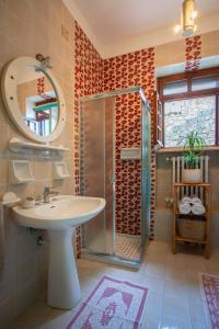 een badkamer met een wastafel en een douche bij Artemisia Homes - Villa Cristina al Mare in Marina Porto