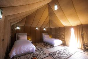 Ένα ή περισσότερα κρεβάτια σε δωμάτιο στο Dunes Luxury Camp