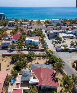 una vista aérea de un complejo con el océano en FREE CAR W/ Private House & Ocean View, en El Bedito