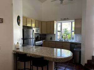 una cocina con encimera de granito y una isla de cocina en FREE CAR W/ Private House & Ocean View, en El Bedito