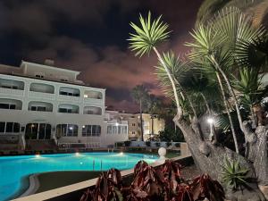 Bazén v ubytovaní Chayofa Paraiso, apartamento Tenerife Sur alebo v jeho blízkosti