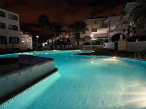 Bazén v ubytovaní Chayofa Paraiso, apartamento Tenerife Sur alebo v jeho blízkosti