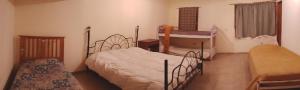 pokój z 2 łóżkami w pokoju z oknem w obiekcie Departamentos El Mirador w mieście Ushuaia