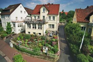 ein großes weißes Haus mit einem Garten davor in der Unterkunft Havergoh Wander- & Fahrrad-Hotel in Horn-Bad Meinberg