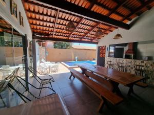 - une salle à manger avec une table et des chaises en bois dans l'établissement Pouso da Kakau, à Pirenópolis