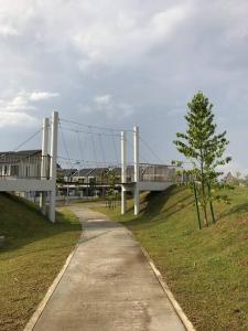 シャー・アラムにあるElmina near Denai Alam, Saujana Utama with Wi-Fi & Netflixの横木橋