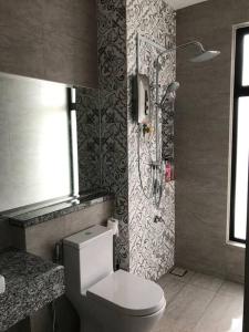 La salle de bains est pourvue d'une douche et de toilettes. dans l'établissement Elmina near Denai Alam, Saujana Utama with Wi-Fi & Netflix, à Shah Alam