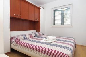 een slaapkamer met een bed met een handdoek erop bij Hvar Adria in Hvar