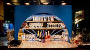 un bar con botellas y vasos en un mostrador en Laneways by Ovolo en Melbourne