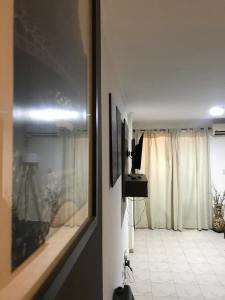 une chambre avec un couloir avec une fenêtre et une chambre avec dans l'établissement NUEVOCENTRO 2, à Córdoba