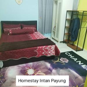 Dormitorio con cama y póster en el suelo en Homestay Intan Payung Mitc en Ayer Keroh
