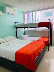 מיטה או מיטות קומותיים בחדר ב-Apartamento 603 Cartagena Bocagrande a 1 cuadra de la playa
