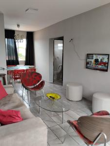 uma sala de estar com um sofá e uma mesa em Apartamento Icaraí prox ao cumbuco em Caucaia