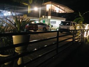 ein Auto, das nachts vor einem Haus parkt in der Unterkunft Pinidiya Resort in Anuradhapura
