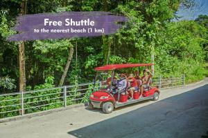 富國的住宿－Phu Quoc Valley Sen Bungalow，一群乘坐红车的人
