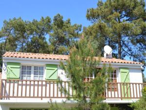 Casa con puertas verdes y balcón en Maison La Tranche-sur-Mer, 3 pièces, 4 personnes - FR-1-22-260, en La Tranche-sur-Mer