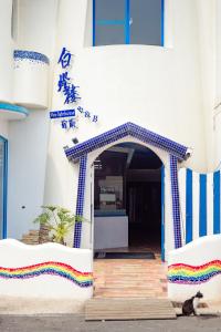 小琉球岛白灯楼旅宿的坐在建筑物前的猫