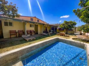 una piscina davanti a una casa di 解憂海灣Chill Bay潛水旅店 a Città Vecchia di Hengchun