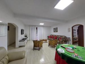 un soggiorno con tavolo e divano di Sitio Recanto da Alegria - MAIRINQUE a Mairinque