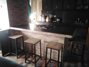 Lounge alebo bar v ubytovaní Cómodo apartamento Piso #202